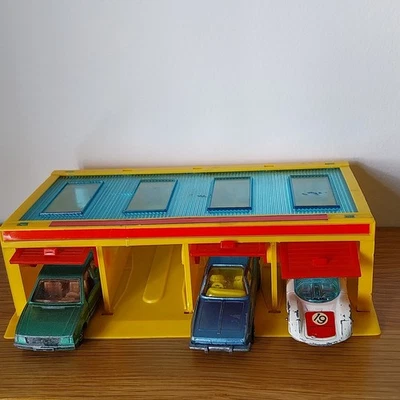 Corgi Juniors Multi fechaduras de garagem com 3 carros usados sem caixa, teve aparência de reparo - Imagem 1 de 4