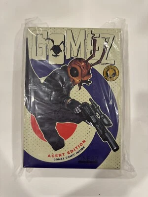 Mezco Toyz One:12 Gomez Agent Edition com quadrinhos novo em folha lacrado - Imagem 1 de 4
