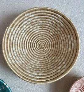 Round Shallow Basket Woven Tan & Ivory Sweetgrass Coil Basket Wall Hanging - Picture 1 of 4