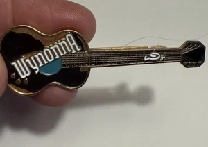 RARO WYNONNA 2.5” Guitarra Forma Pin Trasero Pin Artículo de Coleccionistas DE COLECCIÓN - Imagen 1 de 4
