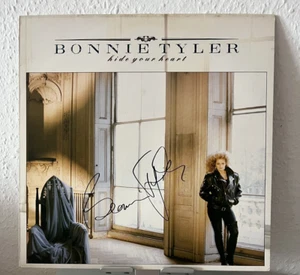 ORIGINAL Autogramm von Bonnie Tyler. Auf VINYL 12". HIDE YOUR HEART - Bild 1 von 1