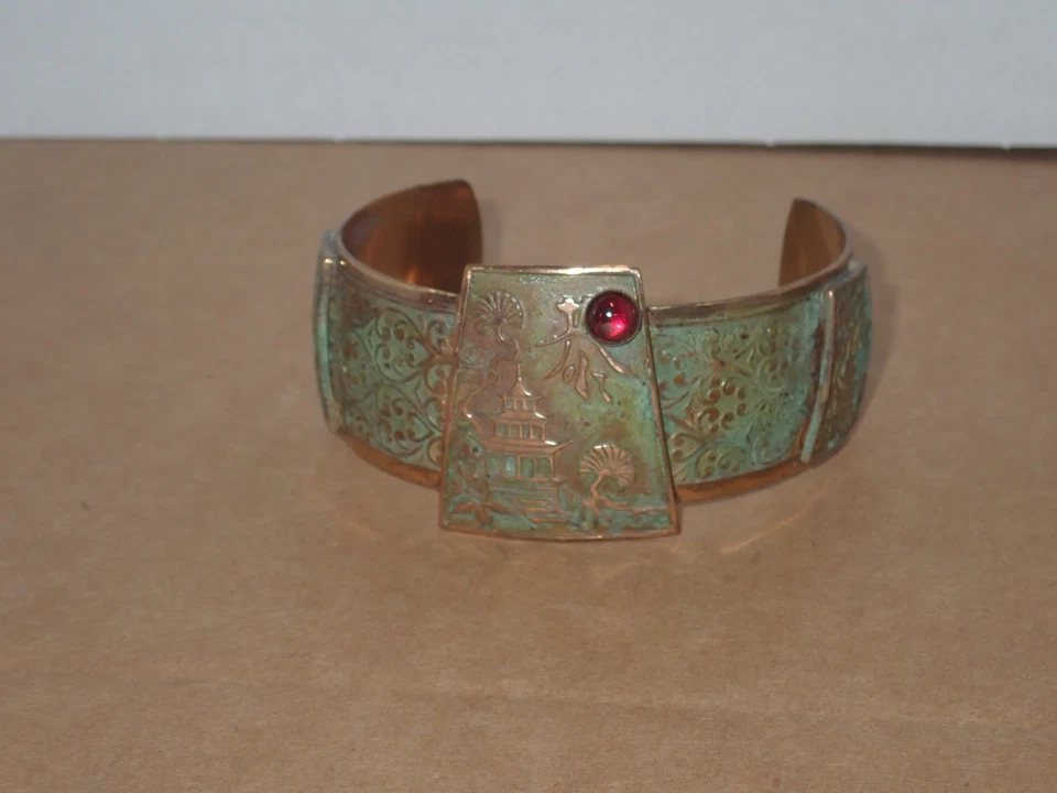 Brazalete pagoda latón macizo pátina Elaine Coyne Verdigris con granate Foto 1 de 4