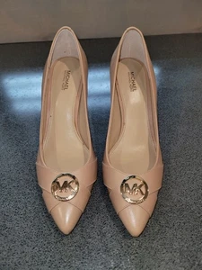 Zapatos de tacón Michael Kors MK Logo Nude Talla 8M cuero beige caramelo punta * - Imagen 1 de 9