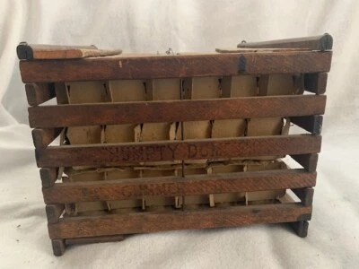 HUMPTY DUMPTY EARLY 2OTH C VINT EGG WOOD SLAT BOX W/ORIG PAPER TRAYS, CUMMER MFG - Image 1 of 4