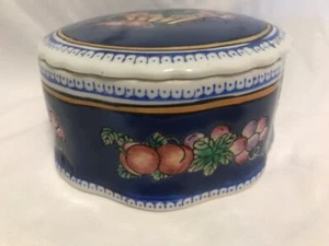 Caja baratija china vintage, redonda festoneada, diseño cesta fruta, azul y dorado - Imagen 1 de 10