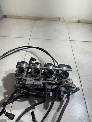 Cuerpo del acelerador Yamaha R1 2002-2003 con inyectores de combustible Foto 1 de 4