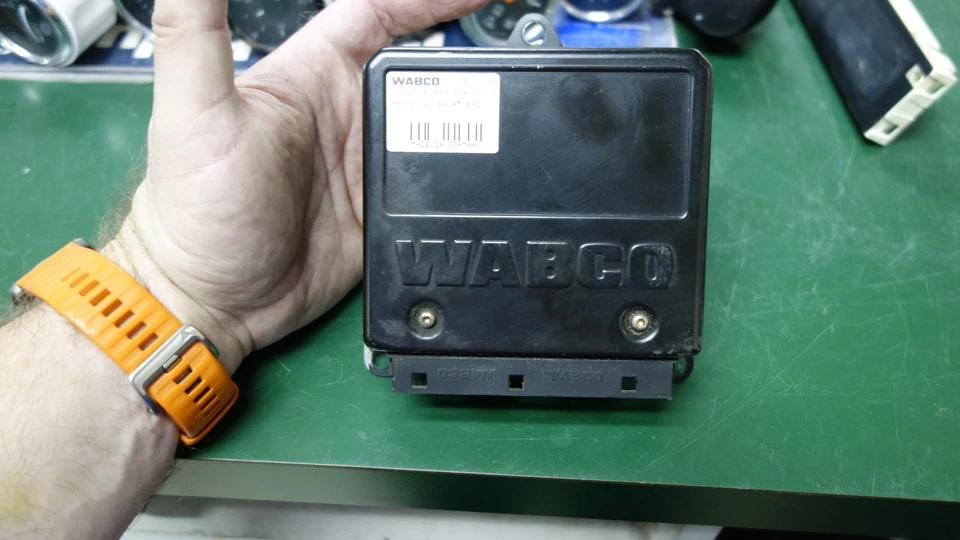 KENWORTH T680 2016: Brake Control Module (ABS) - Used | P/N 4460046030 WABCO - Image 1 of 4