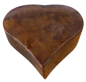 Portagioie in legno burl a forma di cuore made in Marocco con coperchio incernierato 4,25" - Foto 1 di 6