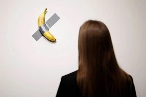 ¡PLÁTANOS NEW YORK POST diciembre 2019! ART BASEL Maurizio Cattelan obra de arte ¡Comediante!! - Imagen 1 de 23