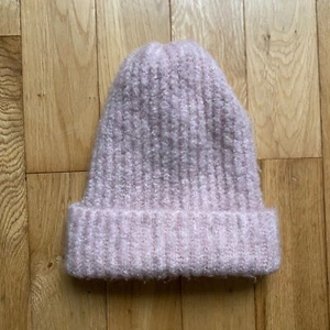 Zara Women's knitted fluffy Pink Beanie hat. One size. Great condition. - Imagen 1 de 5