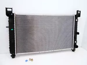 Radiador para Chevrolet Silverado 1500 GMC Sierra 1500 - Imagen 1 de 4