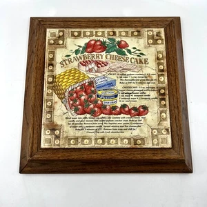 Inserto piastrelle ceramica ricetta cheesecake fragola vintage su telaio ombra legno appeso - Foto 1 di 4