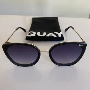 Quay Australia Flat Out Sonnenbrille schwarz goldfarbenes Gestell Oversized Cat Eye 62-18-150 - Bild 1 von 19