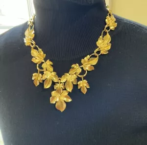 COLLANA VINTAGE TRIFARI KUNIO MATSUMOTO FOGLIA TONO ORO - Foto 1 di 12