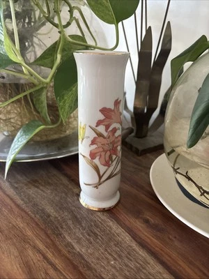 Jarrón blanco chino vintage japonés de porcelana de los años 80 - flores lirio mariposa Foto 1 de 4