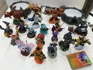 Skylanders lotto di 19 figurine + 2 stazioni portale e carte - Foto 1 di 6