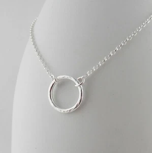 Colgante Círculo de Plata Esterlina Hecho a Mano Acabado de Martillos Amor Infinito Amistad - Imagen 1 de 12
