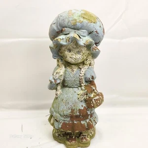 Vintage Beton Garten Statue Mädchen mit Haube & Korb 13,5" hoch Splitt Farbe - Bild 1 von 10
