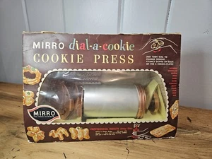 Pressa per biscotti vintage Mirro Dial-A-Cookie, 3 dischi, 12 disegni - Foto 1 di 9