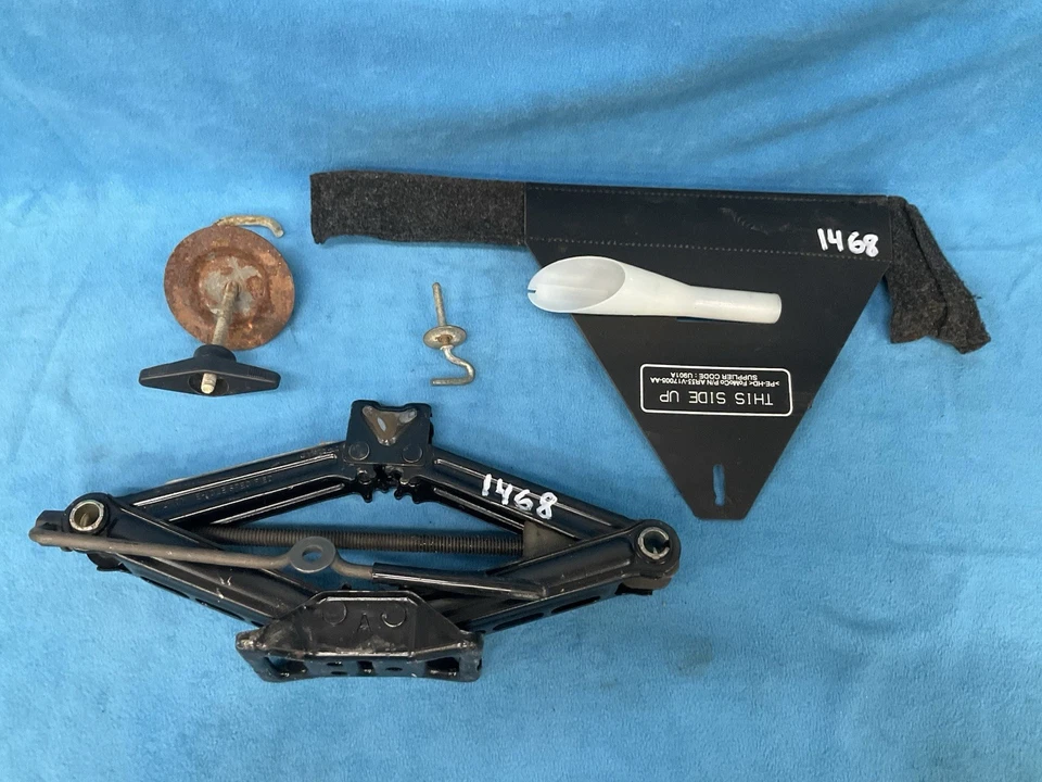 Kit de herramientas de elevación de gato de neumático de repuesto de emergencia Ford Mustang 2010-2014 OEM Foto 1 de 1