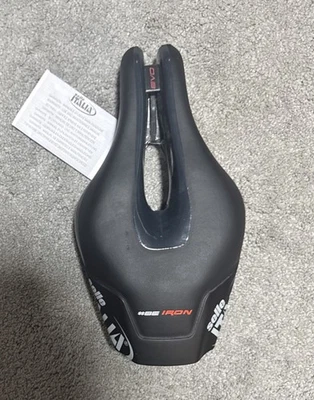 Sillín de tres rieles de carbono Selle Italia Iron EVO Superflow 256 mm x 132 mm Foto 1 de 4