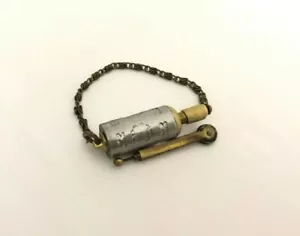 ACCENDINO ARTIGIANALE VINTAGE DA GUSCIO PROIETTILE GRIGIO TRINCEA ARTE OLIO CHEROSENE BENZINA - Foto 1 di 4