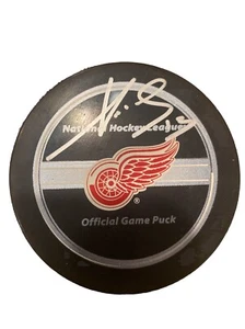 Pavel Datsyuk Detroit Red Wings Autographed Official Game Puck - Picture 1 of 4