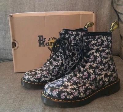 Dr. Martens 女式 7 码战斗靴迷你 Tydee 草甸花卉黑色粉红色新品 — 第 1/4 张图片