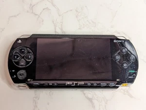 Sony PSP-1001 B2 PlayStation Portable Nero - Senza Display PER RICAMBI O RIPARAZIONE - Foto 1 di 9