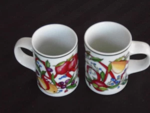 C-1194 2 Dansk Holiday Harvest Kaffee Tee Tassen bunte Obst Stechpalme & rotes Band - Bild 1 von 5