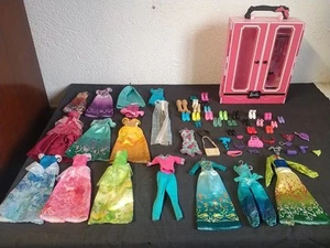 Gros Lot De Vêtements Barbie Avec Son Dressing Livraison Offerte !!!!!! - Foto 1 di 15