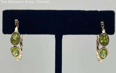 Par de aretes tipo argolla ovalados de piedras preciosas esmeralda de oro amarillo de 14 quilates Foto 1 de 4