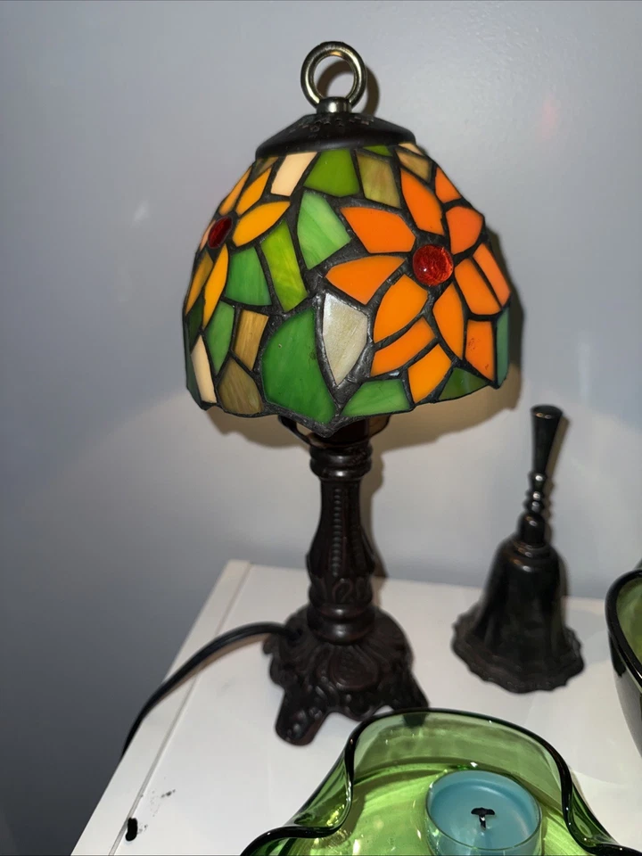 8 Inch Tiffany Style Sunflower Stained Glass Table Lamp - Image 1 of 4