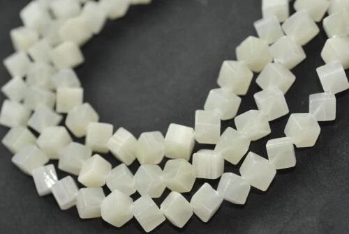 M2-08 - 6 MM CHINA JADE WÜRFEL STRANG, Eck gebohrt - Bild 1 von 1