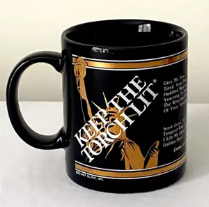 Taza de café de colección del centenario de Nueva York 1986 Keep The Torch encendida "Envíame tu cansado" - Imagen 1 de 5