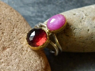 Anello IN Argento 925 E Oro 24 CT, 1 Rubino, 1 Granato, Taglia 50/51 - Immagine 1 di 4