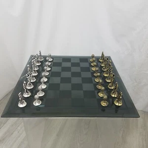 PIEZAS DE AJEDREZ DE LUJO TEMÁTICAS DE GOLF PELTRE COLOR PLATA Y ORO SOBRE TABLERO DE VIDRIO - Imagen 1 de 9