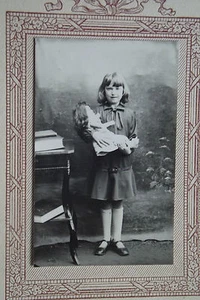 09A1 CDV Photography Little Girl And Sa Doll By P.Matran Brussels - Picture 1 of 1