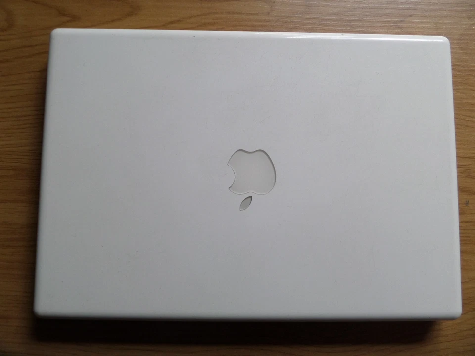 Apple MacBook 1,1 A1181 13.3" 2Gb Ram Core Duo 1.83ghz MA254LL EMC2092 May 2006 - Image 1 of 4