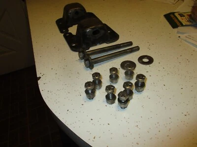 68 - 72 sbc Chevrolet malibu v8 engine to frame bracket mounts hardware bolts - Imagem 1 de 4