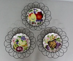 Vintage handbemaltes Keramik Geschirr in Drahtrahmen 50er Jahre 3er Set - Bild 1 von 5