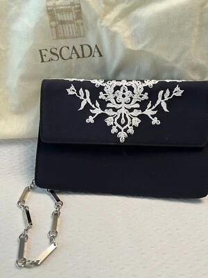 BLUTCH ESCADA NEGRO, BORDADO BLANCO CON CADENA Foto 1 de 4