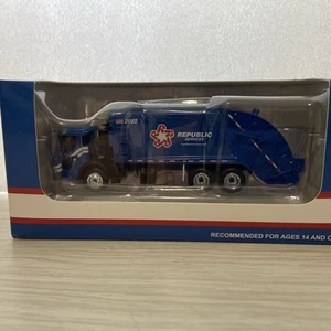First Gear Republic Services 1/87 Scale Rear Load Garbage Truck - Picture 1 of 4