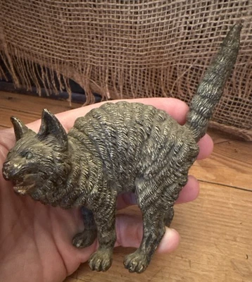 Antigua estatuilla austriaca de bronce pintada en frío gato arqueado con miedo Foto 1 de 4