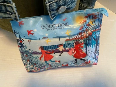Bolsa de cosméticos L'Occitane En Provence 9”x6” plástico recubierto patinador sobre hielo escena de invierno Foto 1 de 4