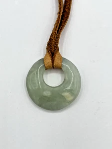 Jade Donut Anhänger Icy Jade am Lederband - Bild 1 von 6