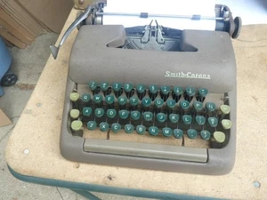Smith Corona Sterling Schreibmaschine für Teile oder Reparatur / mit Koffer - grüne Tasten #2 - Bild 1 von 15