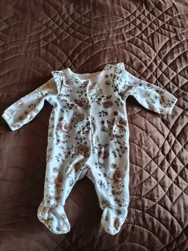 Schöner beiger Strampler Gr.50 Mädchen - durchknöpfbar - neuwertig - Bild 1 von 4