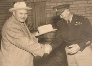 VINTAGE PHOTOGRAPH PRESIDENT GENERAL DWIGHT D. EISENHOWER PRESENTED A COWBOY HAT - Picture 1 of 3