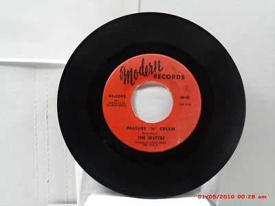 THE IKETTES -(45)- PEACHES "N" CREAM / THE BIGGEST PLAYERS - MODERN 45X1005-1965 - Image 1 of 2